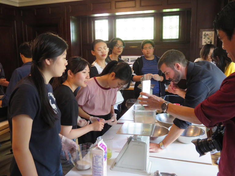 CELA students take part in a culinary activity at 换妻探花's Dunlop House Restaurant. 
